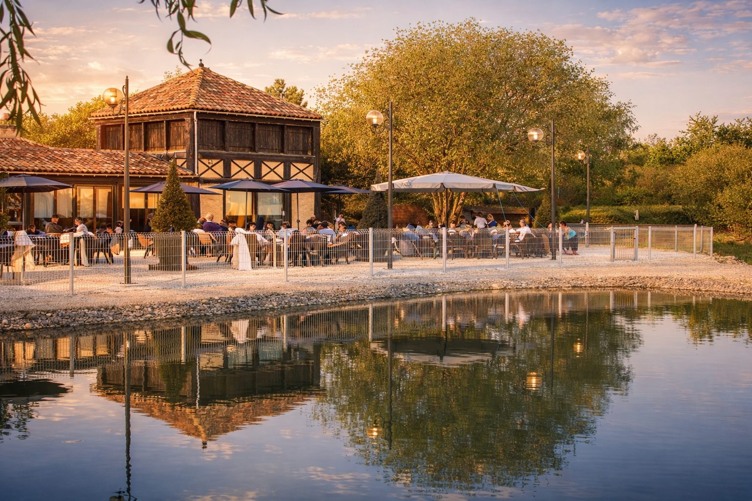 Vue extérieure du Domaine des Cascades près d’Arras avec terrasse sécurisée au bord de l’eau lors d’un événement