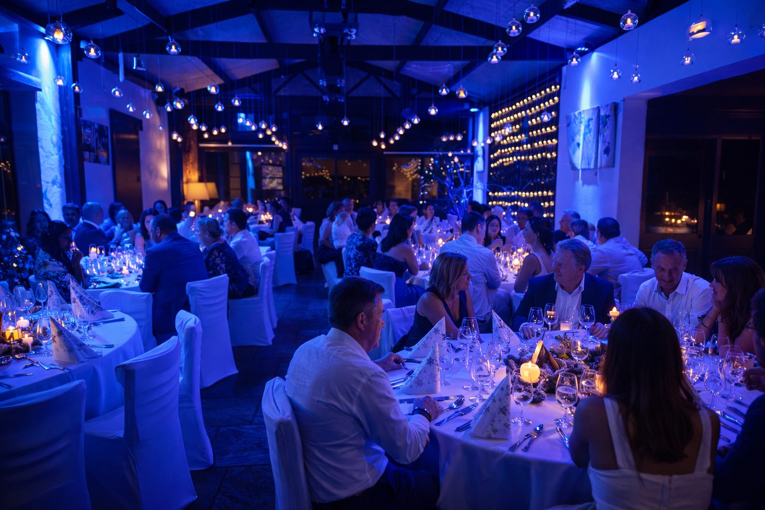 Soirée de mariage et événement professionnel dans une salle de réception près d’Arras dans le Pas-de-Calais avec ambiance lumineuse et tables dressées