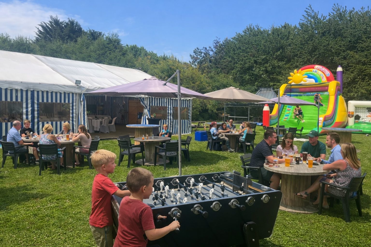 Chapiteau et animations extérieures avec jeux et structures gonflables près d’Arras dans le Pas-de-Calais