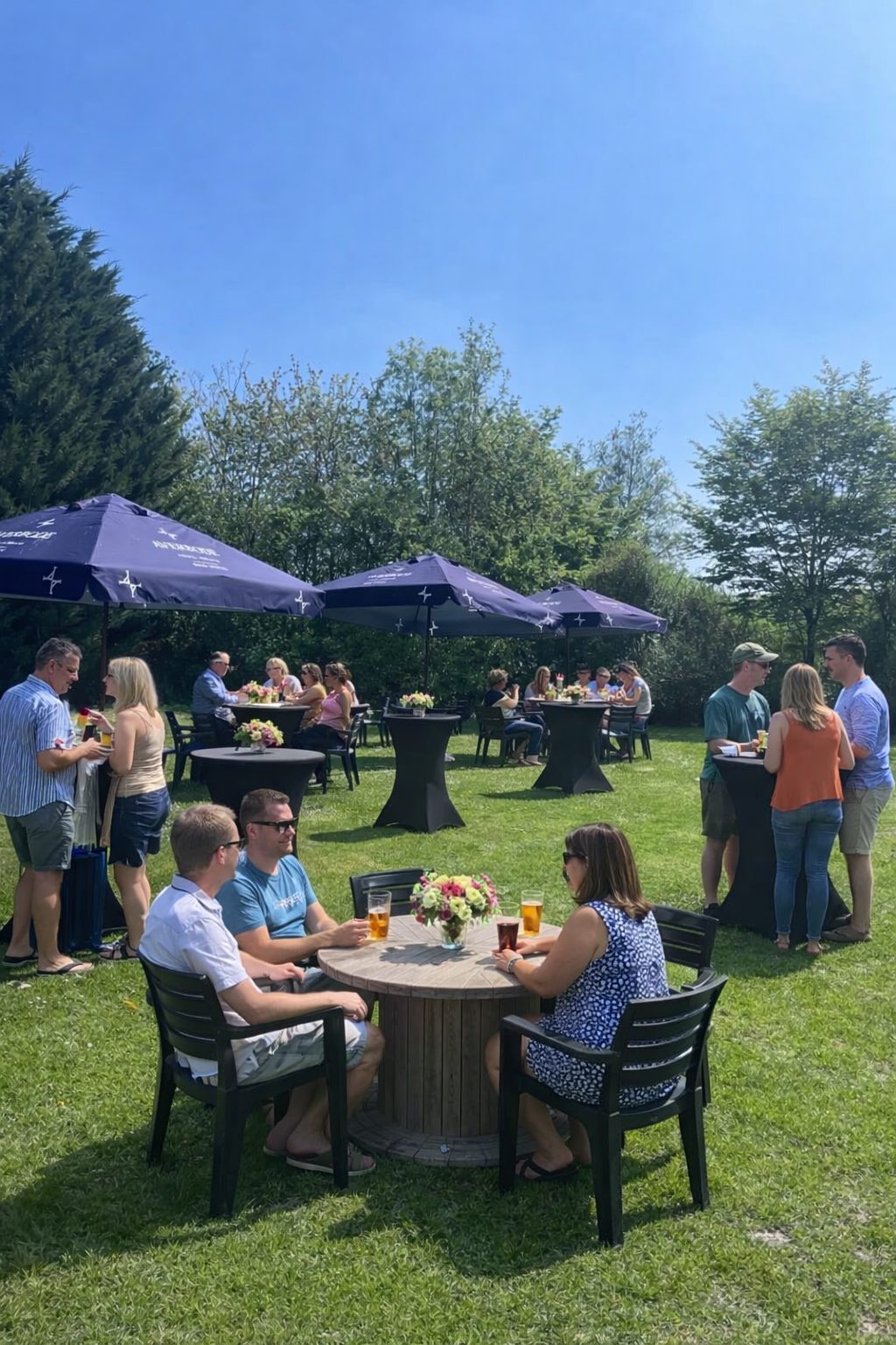 Cocktail et garden party en extérieur près d’Arras dans le Pas-de-Calais avec tables hautes et terrasse sur pelouse