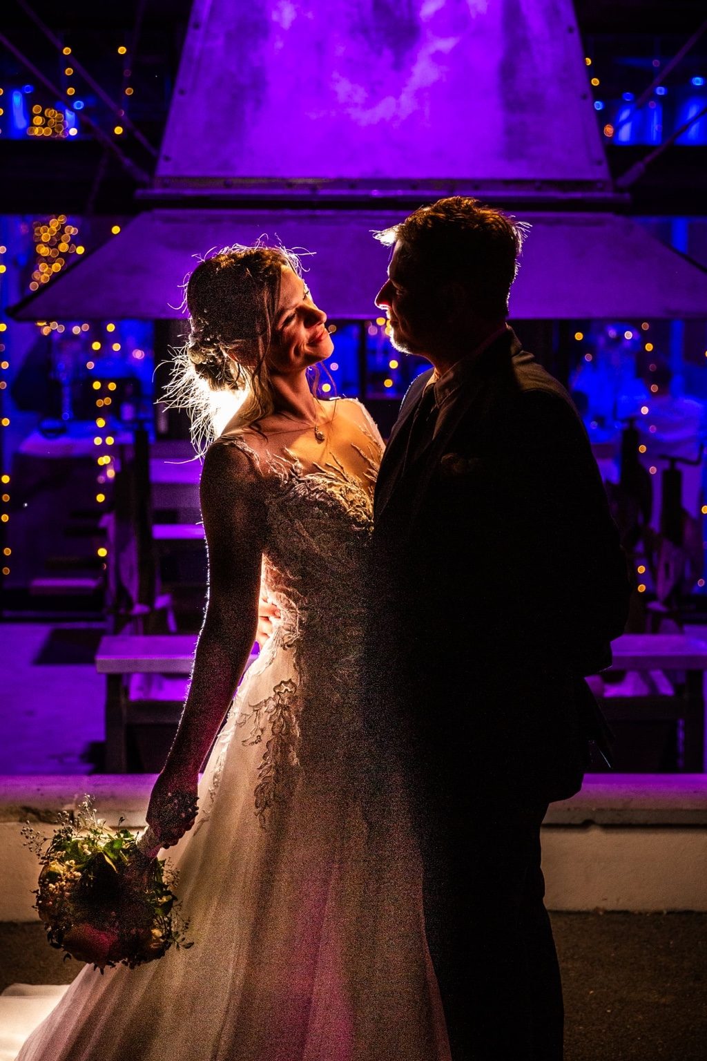 Mariés posant dans une salle de réception à Arras dans le Pas-de-Calais, ambiance lumineuse et romantique