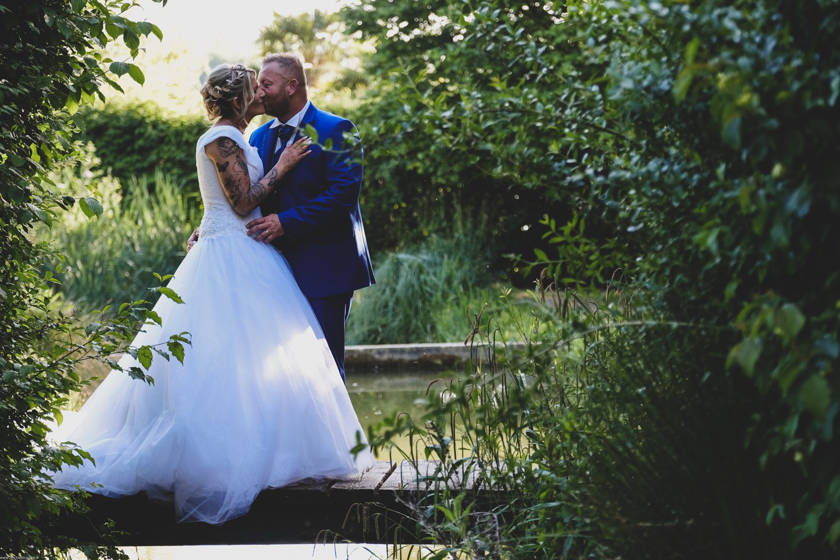Couple de mariés dans un jardin romantique au sein d’un domaine de réception à Arras dans le Pas-de-Calais